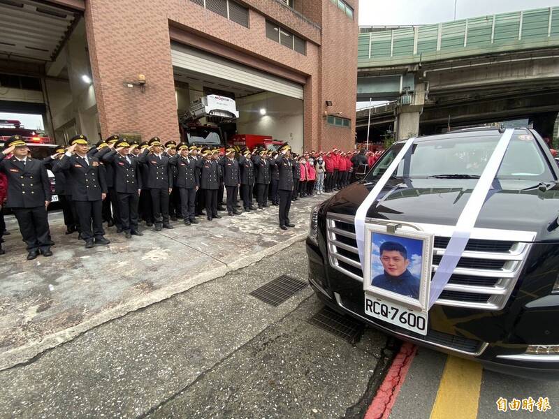 任務結束了!基隆勇消詹能傑捨身救人今移靈 全隊淚別英雄