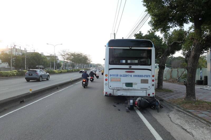 臺北捷運公車停駛，女子騎士撞上送醫(yī)。