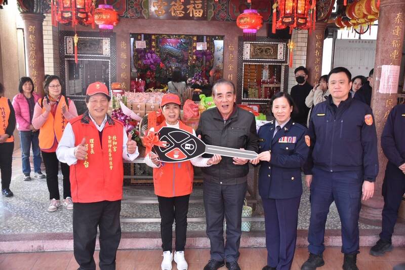 竹北千歲宮及金財神慈善功德會回饋社會 捐贈警用巡邏車