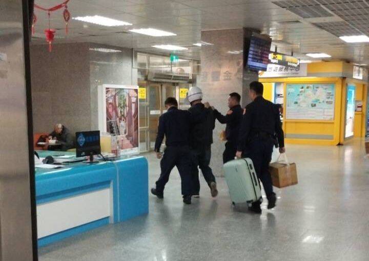 金門旅客行李攜毒闖關被識破  趁隙落跑仍被逮