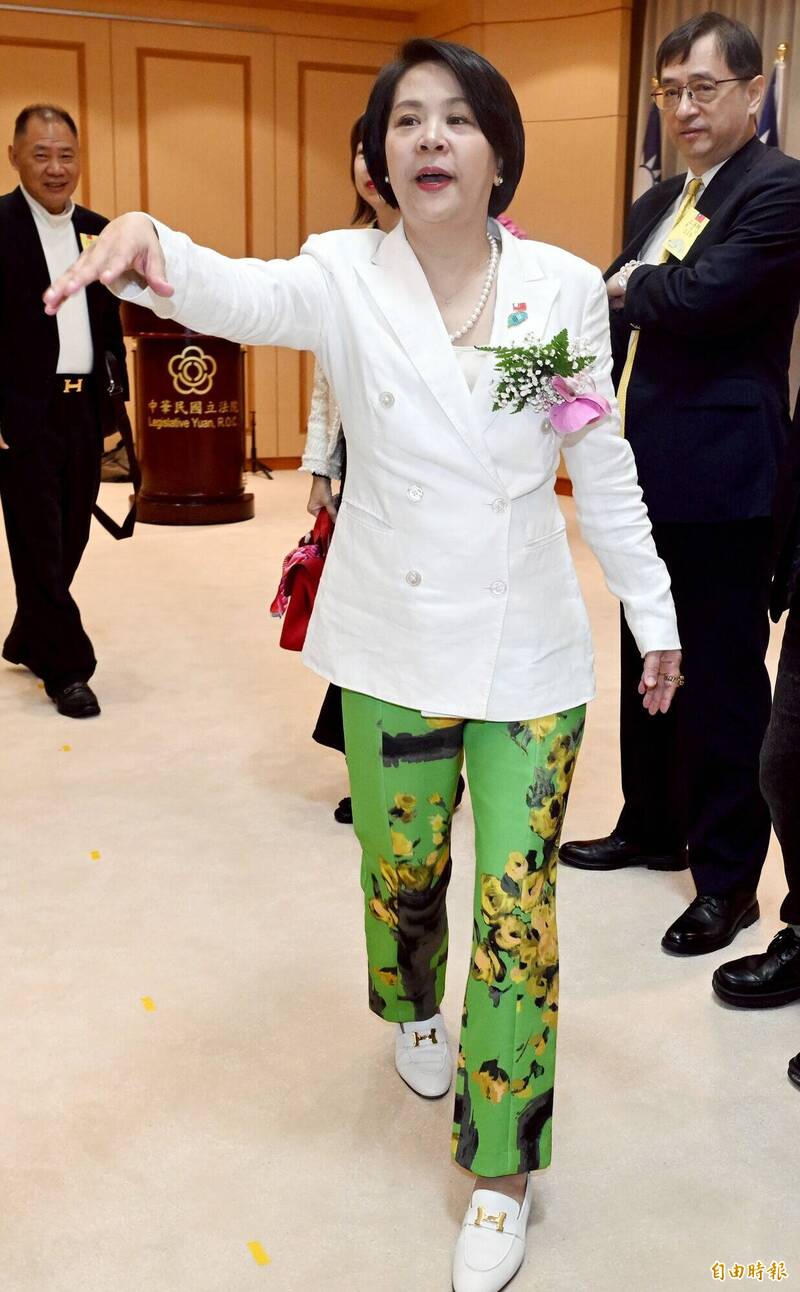 李貞秀白衣綠褲就職立委搶眼 腳穿愛馬仕白鞋單價近4萬
