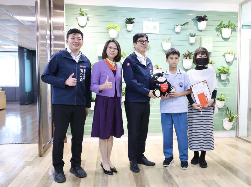 肉身護身障者過馬路獲表揚 江詠恩:相信很多人會做一樣的事