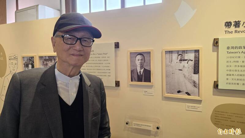 大眾教育基金會董事長簡明仁與父親簡吉老照片合影。（記者洪瑞琴攝）