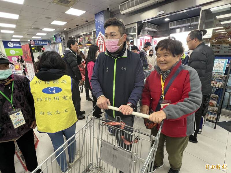 用愛發電!台電塔山電廠「銀髮關懷」帶阿公阿嬤買年貨