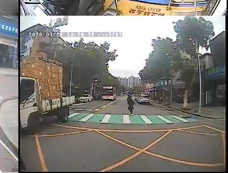 9車呼嘯而過 !新北林口公車「擋車」護行人 暖心畫面曝光