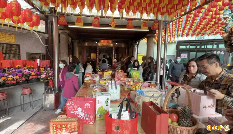 尾牙拜土地公!求財求高升 北斗信徒推「芋頭+甘蔗」組合