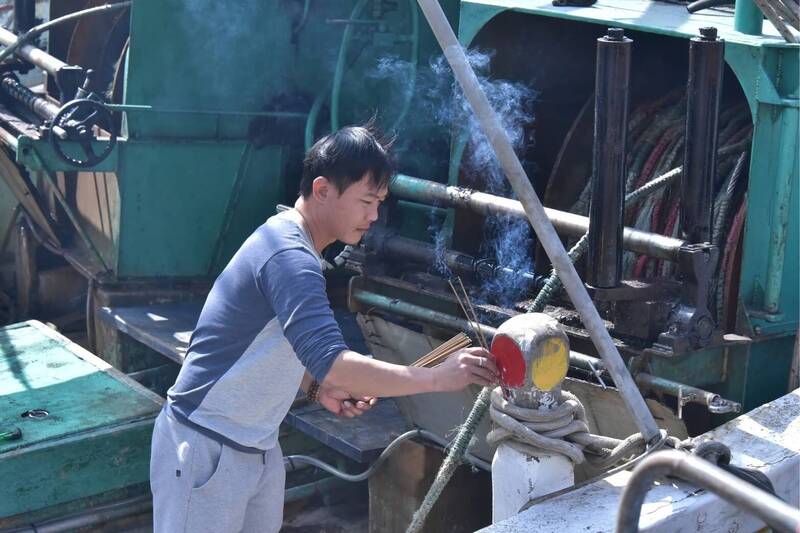 東港特有尾牙習俗 漁船上辦桌宴請神明