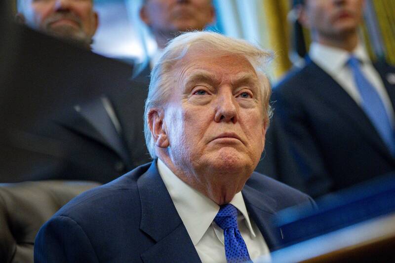 美國總統川普2日證實，與伊朗的談判正在持續，美國航空母艦打擊群也正駛往中東。（歐新社）