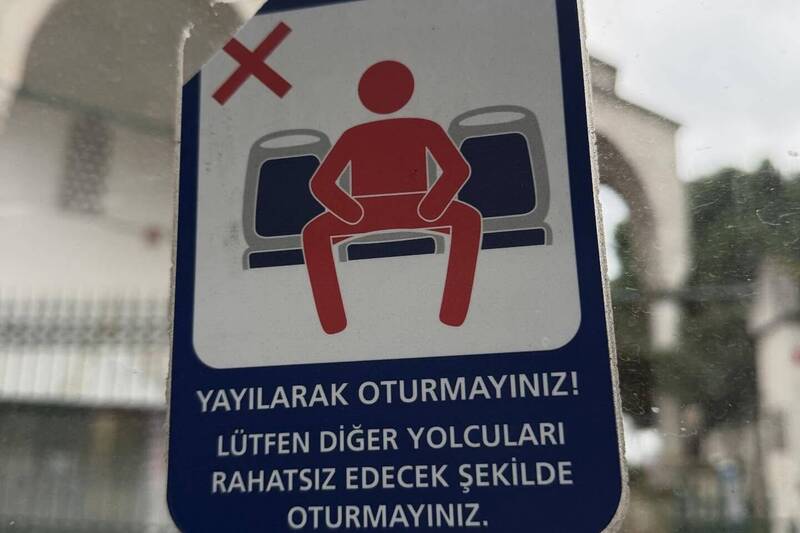 土耳其電車禁止「乘客開腿」 網直呼:台灣該跟進!