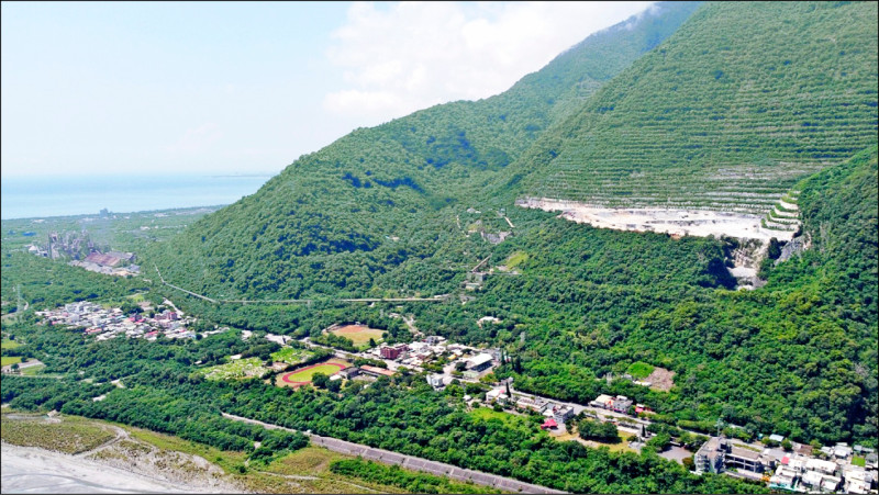 《礦業法修正補辦環評》亞泥新城山礦場說明會 村民憂不安全