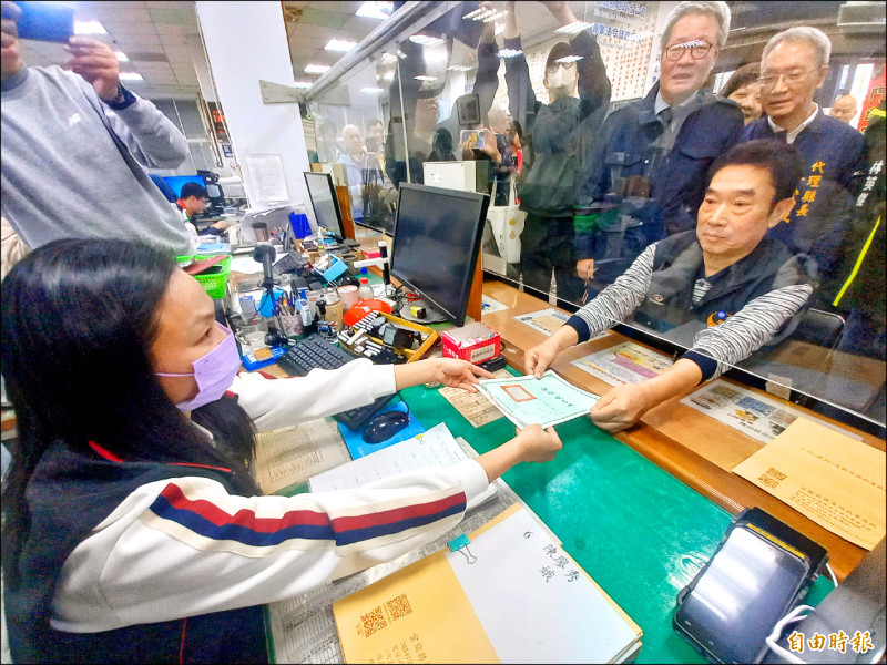 歷經三代人努力 公地放領重啟 宜蘭發出首張權狀