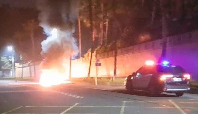 義大世界旁火燒車 猛烈火勢原因曝