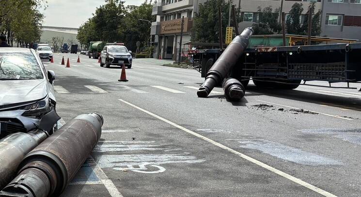 聯結車掉落鋼製滾輪軸心 撞毀路邊汽車保險桿