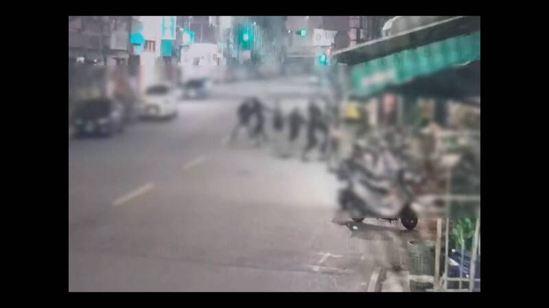 高雄半夜上演武打戲 6人持棍棒討債反被對方打跑