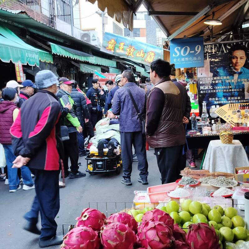 苗栗南苗市場男持刀 警開槍3人傷幸無大礙