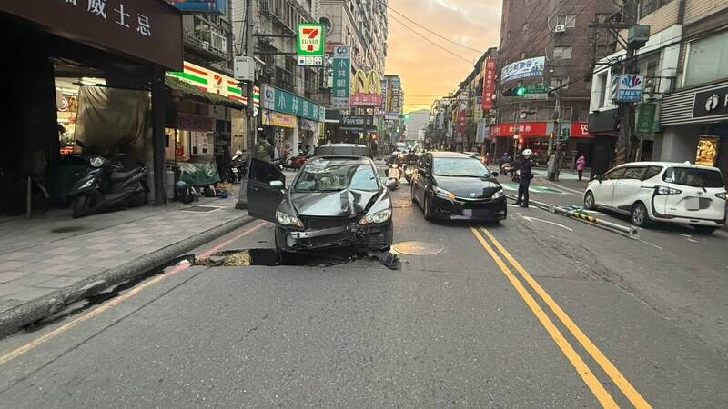 又是疲勞駕駛!19歲男清晨駕車恍神自撞 汐止中興路電桿攔腰斷