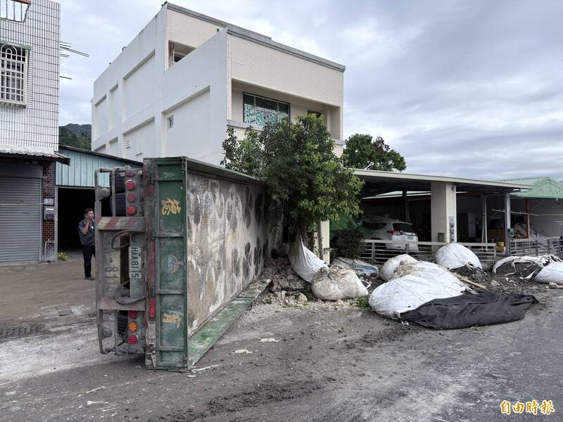高雄漏夜奔赴台東 大貨車翻車衝民宅駕駛當場身亡
