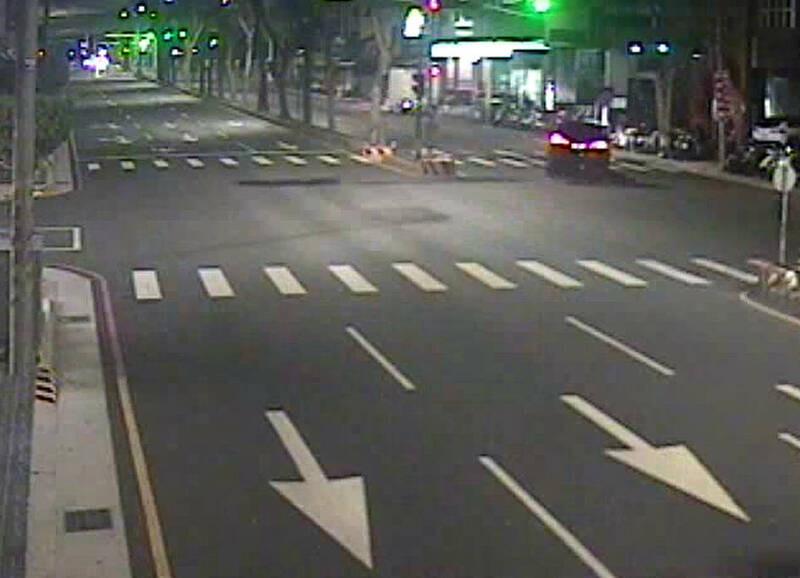 路口驚見50萬「鈔票雨」 豐原警調監視器追回近8成失款