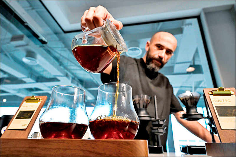 中英對照讀新聞》World’s most expensive coffee goes on sale in Dubai at $1000 a cup全世界最貴咖啡以1杯1000美元價格在杜拜開賣