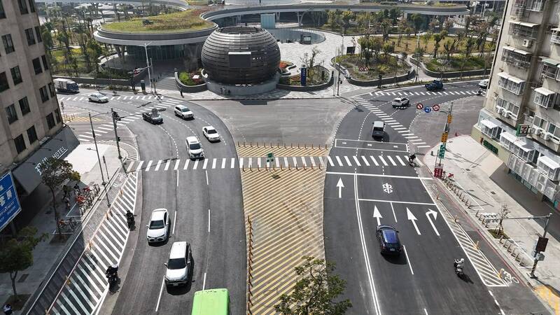高雄車站旁彩色道路完成更新。（工務局提供）