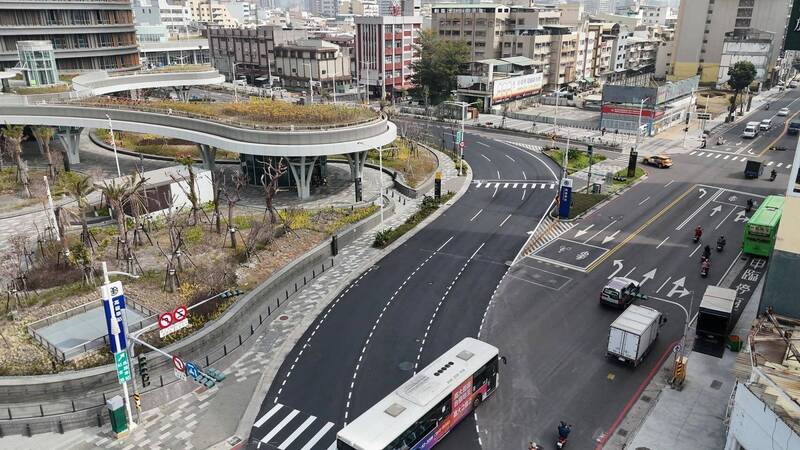 高雄車站旁道路更新路面。（工務局提供）