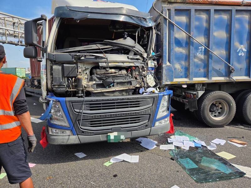 聯結車駕駛王男一度受困車內，動彈不得。（國道警提供）