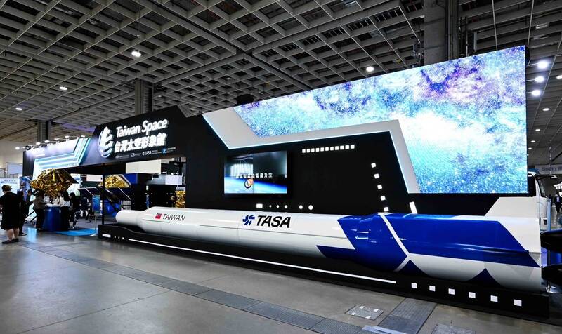 ����ּ�ڸ���NASA���������Һ����ߴ�������NOAA����̨�����̫�����ģ�TASA��ֱ�Ӻ�����Ȩ�ޡ� ͼΪ TASA Я�־��ò���ҵ�ֳ��顸Taiwan Spacę��̫������ݡ��� ��TASA�ṩ��