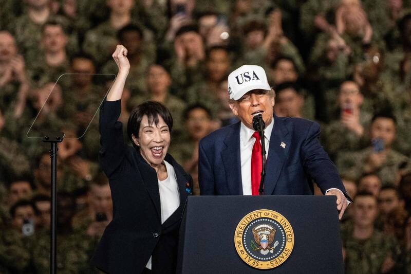 美國總統川普（右）大讚日本首相高市早苗（左），是「堅強、有力且睿智的領袖」，更是一位「愛國者」，他很樂意為高市背書。（法新社檔案照）