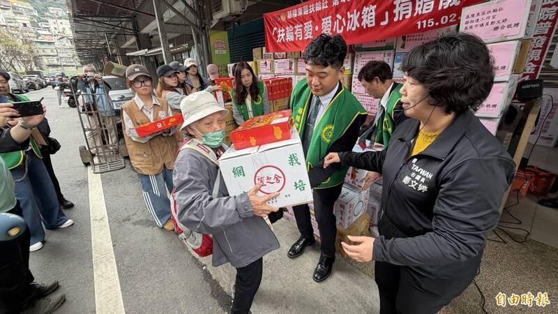 鄭文婷送蔬果箱關懷戶開心免買年菜