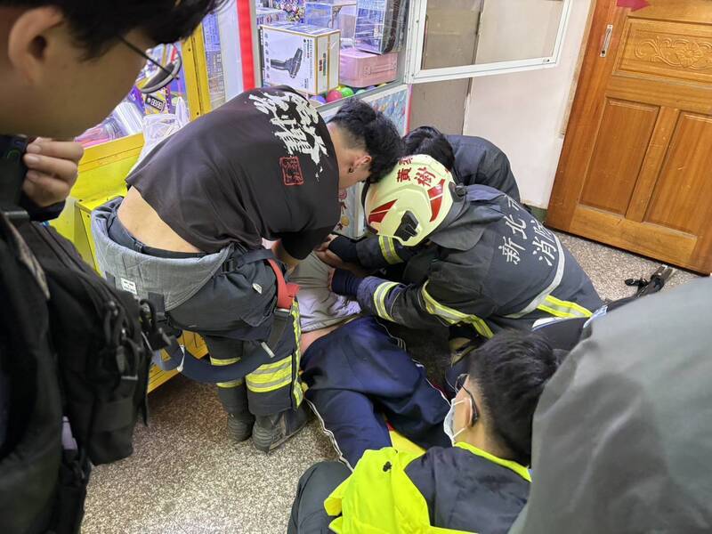 烏龍竊案!新北男頭卡夾娃娃機口 脫困後當場被逮