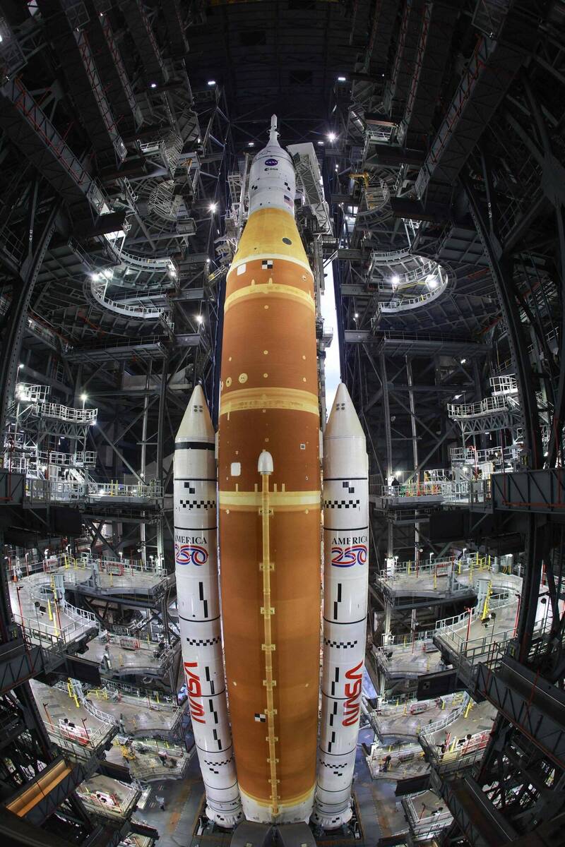 NASA首次認證!太空人拍攝繞月畫面 將採用蘋果智慧型手機