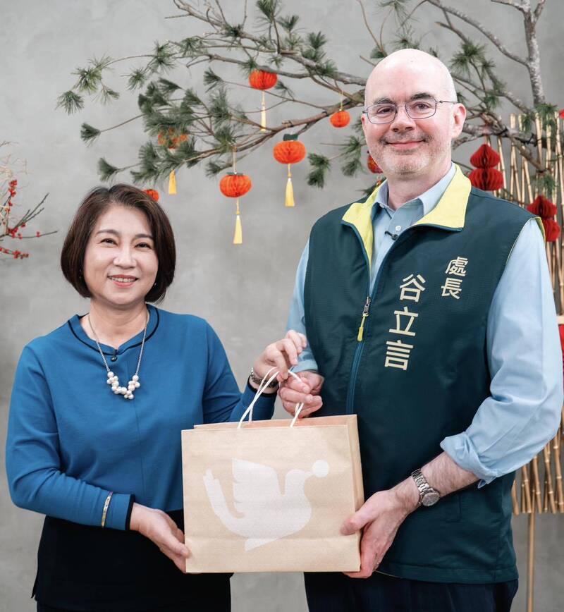 AIT拜訪周春米 谷立言「超台味南部造型」引熱議