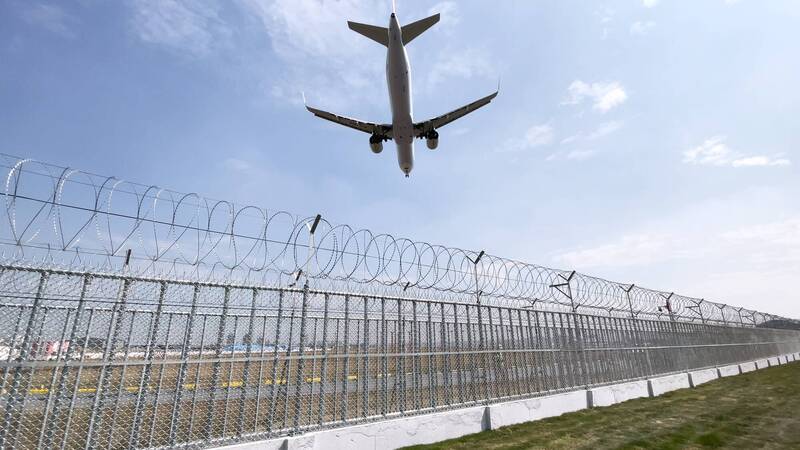 高雄機場新圍籬「可透視」 網怨網子太密、看不到什麼