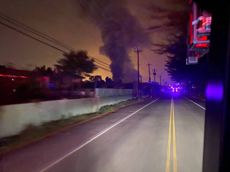 倉庫兼住宅的建物發生火災，遠遠就看到黑煙。（南投縣消防局提供）