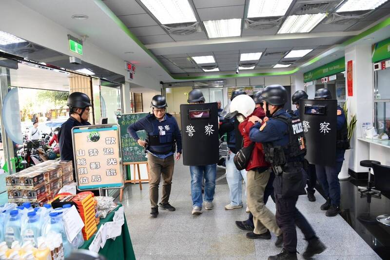 重要節日期間，民眾資金流動頻繁，易成為歹徒覬覦之目標，東勢警分局辦理防搶演練。（民眾提供）