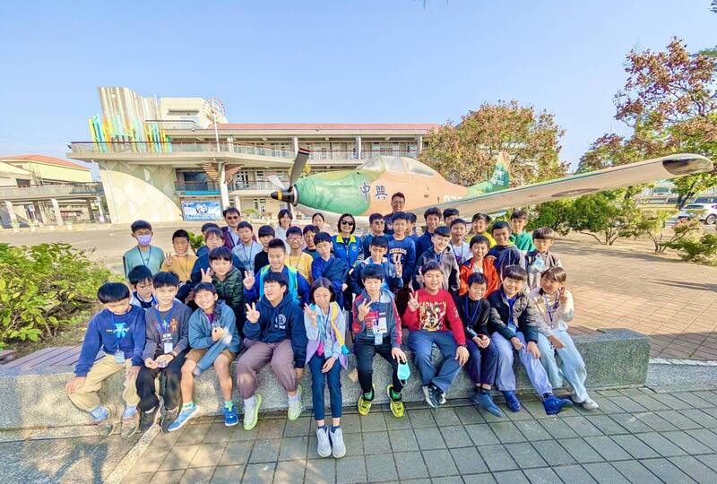 寒假期間不少校友及小朋友到學校欣賞整新亮相的中興號教練機。（兆湘國小提供）