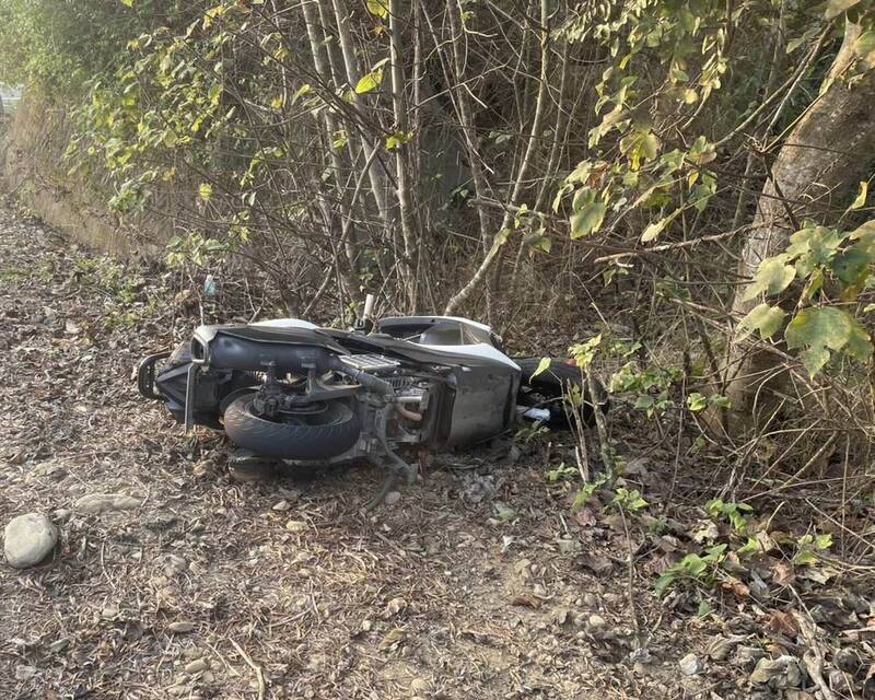 男子所騎乘的機車衝入路旁草叢。(警方提供) 男子所騎乘的機車衝入路旁草叢。(警方提供)