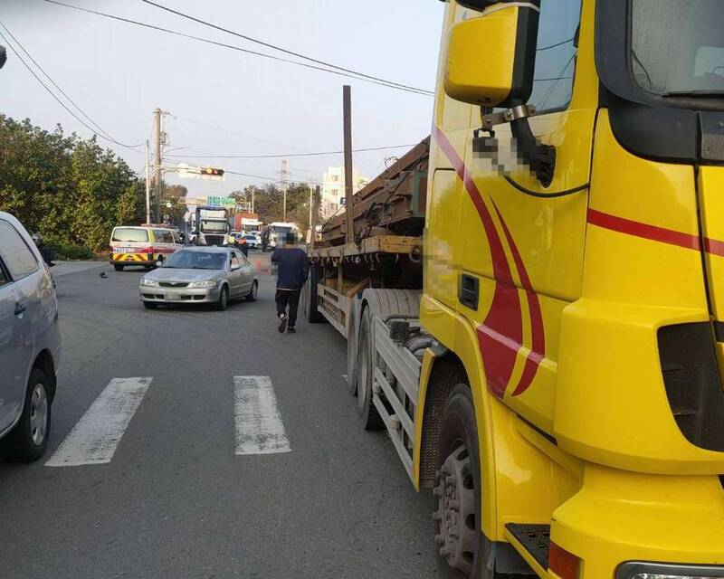 拖板車與機車發生碰撞事故，騎士慘遭輾斃。（消防局提供）