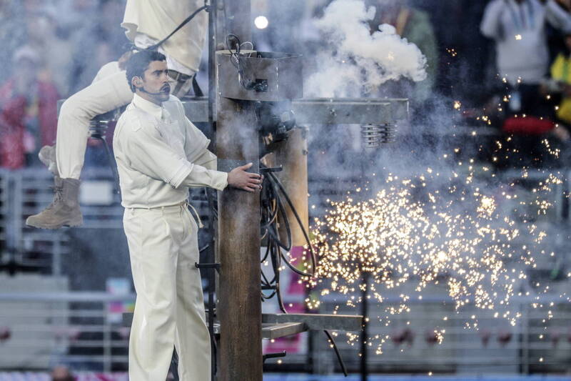 坏痞兔于表演环节中爬上电线杆，向在2017年玛丽亚飓风中丧生的人们致敬。（美国环保署）