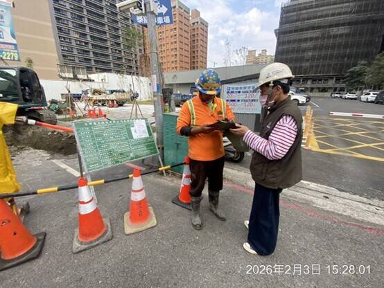挖管中心於過年前加強巡查道路挖掘施工安全維護措施。（圖由工務局提供）