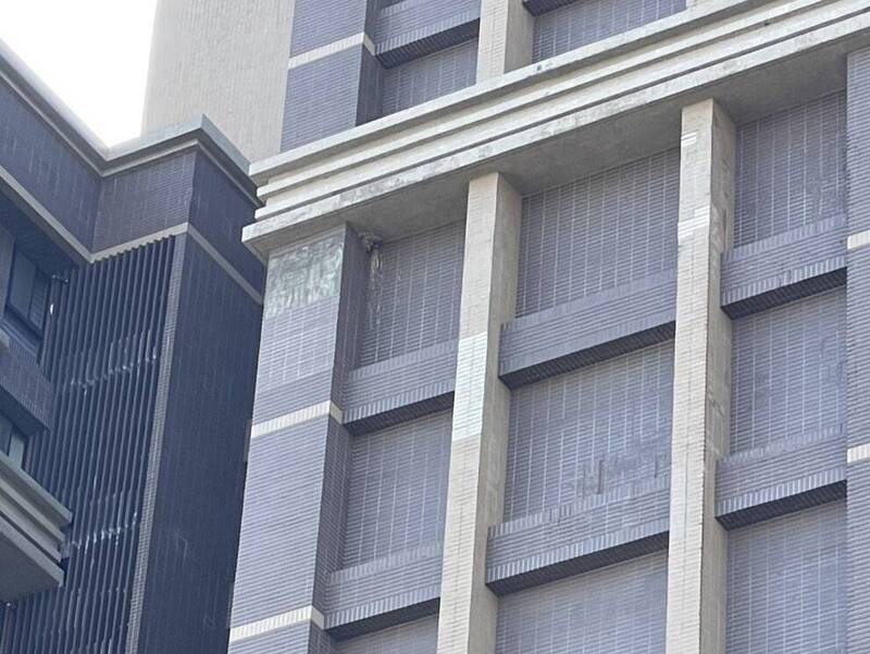 頭份大樓磁磚剝落砸傷老婦 苗縣府列管追蹤改善