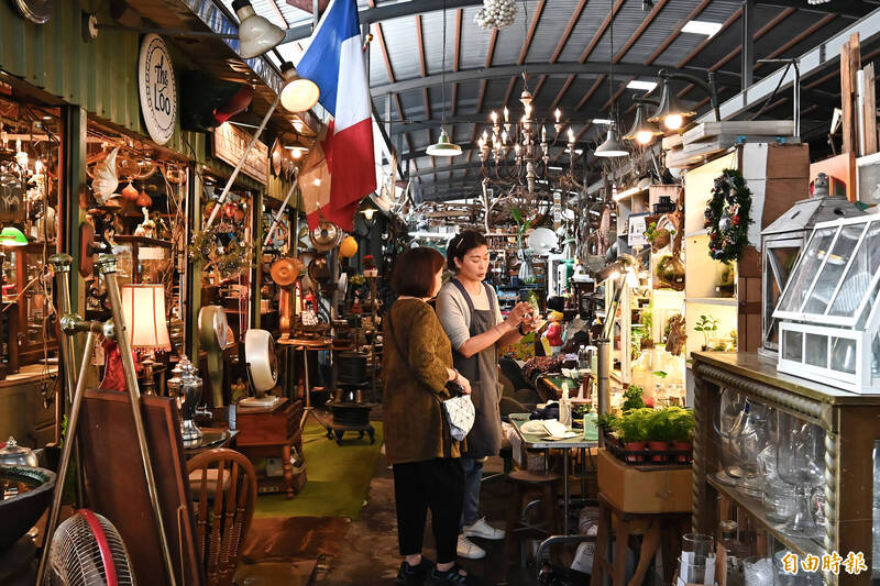 高雄內惟跳蚤市場2》宛如時光隧道！美日台古物尋寶 國寶畫師隱身