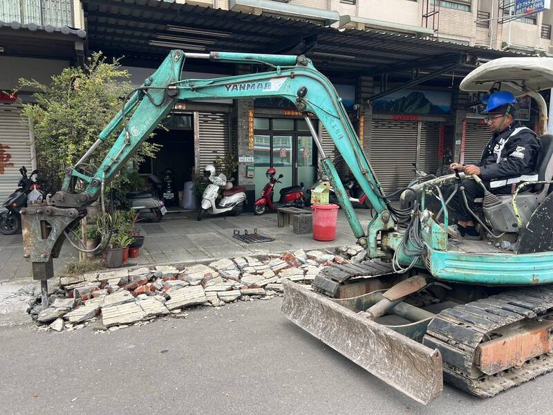 工程一併打除私設斜坡。（圖由高雄市工務局提供）