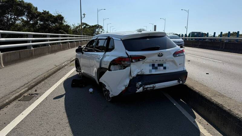 這輛買不到1年的休旅車遭賓士車追撞嚴重受損，經調閱行車紀錄器發現，竟然是賓士與另一輛BMW競速狂飆的受害者。（警方提供）