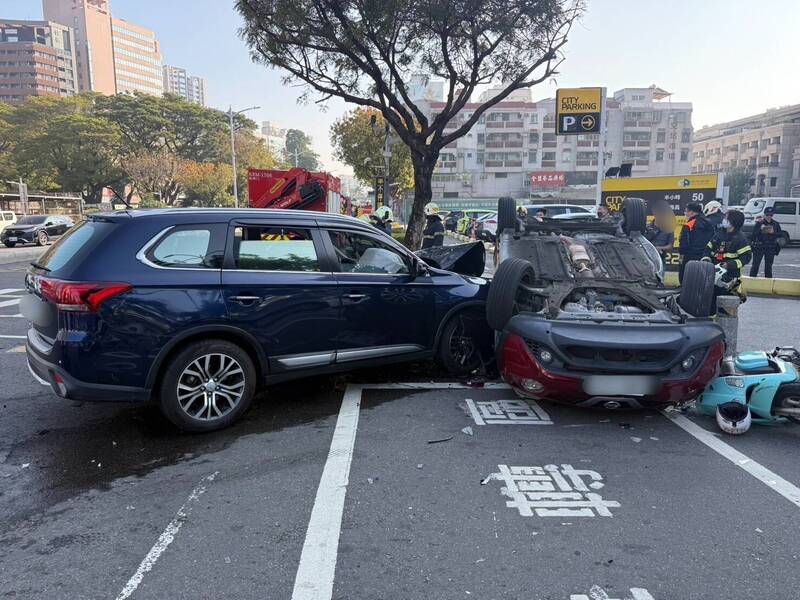 高雄两车碰撞波及机车酿伤2女受伤送医，红色轿车翻覆四轮朝天。（民众提供）