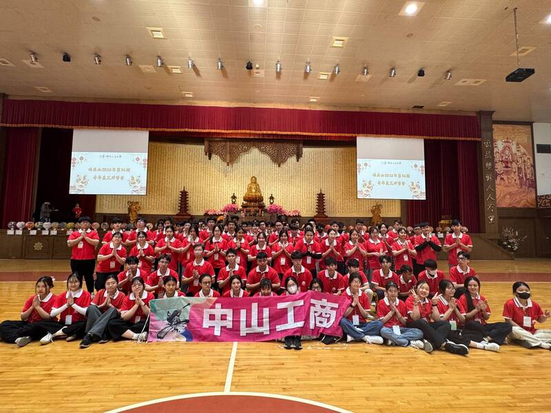佛光山春節湧十萬人潮 僑生投入義工展現暖心服務