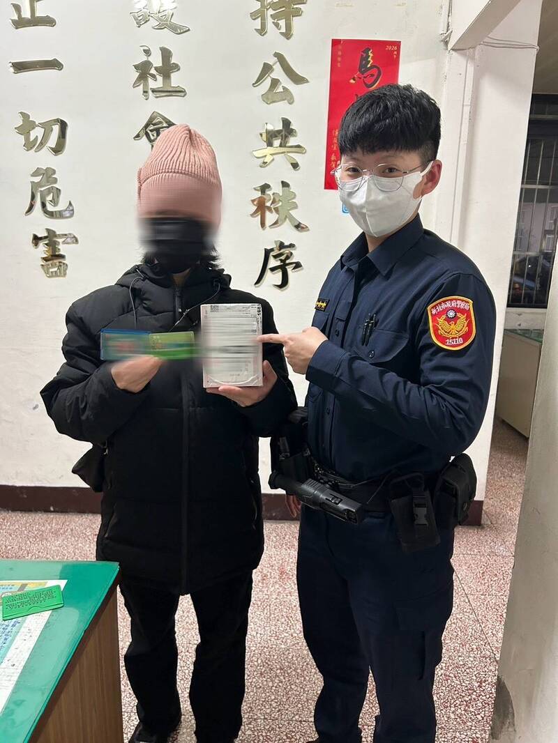 新北市瑞芳警分局双溪分驻所警员蔡孟芳（右）受理后，立即联系物流业者说明原委，成功在包裹送抵诈团手中前将蔡女的提款卡追回。（记者林嘉东翻摄）
