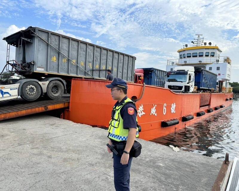 小琉球当时警察「守垃圾」相当奇特。（资料照，屏县府提供）