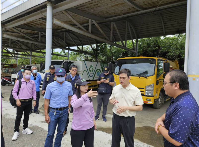屏环保局长颜姓苑（前排左一）曾率警察「守垃圾」。（资料照，屏县府提供）