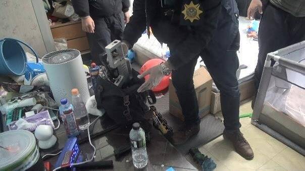 警方到邱嫌住处搜索查缉。（警方提供）